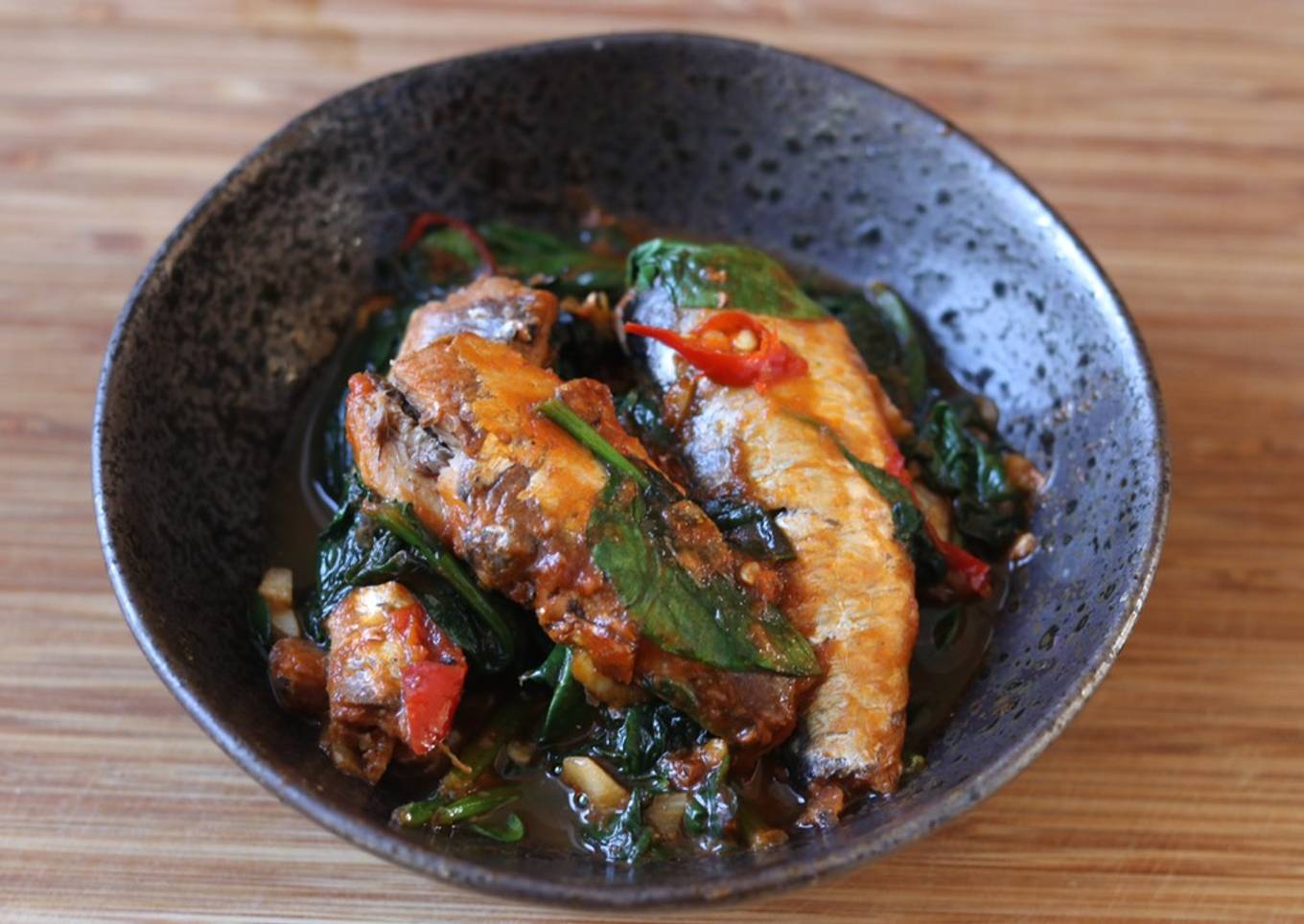 Stir fried tin of sardines with chilli spinach 🐟 🌶