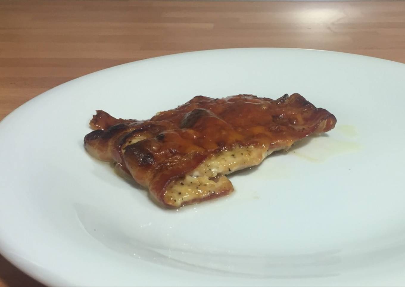 Pollo horneado con salsa ranchera y bacon