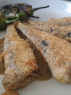 Una foto de Sardinas a la sidra con pimientos de Padrón