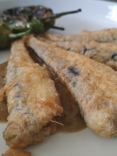Una foto de Sardinas a la sidra con pimientos de Padrón