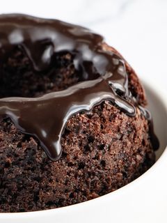 Hình của món Double Whiskey Chocolate Bundt Cakes with Whiskey Ganache.