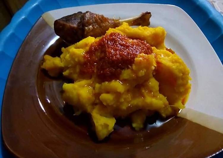 Potato porriage with tomato sauce and chicken