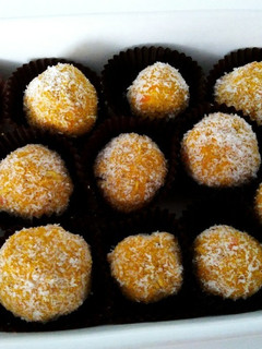 Una foto de Bolitas de zanahoria y coco