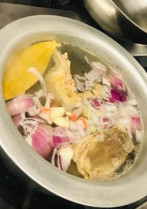 A picture of Chicken stock.