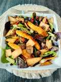 Ensalada templada de pollo y seta senderilla con totopos caseros