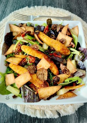 Una foto de Ensalada templada de pollo y seta senderilla con totopos caseros