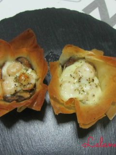 Una foto de Tartaletas de pasta filo con puerros, champiñones y gambas