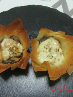 Una foto de Tartaletas de pasta filo con puerros, champiñones y gambas