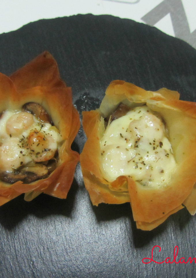 Una foto de Tartaletas de pasta filo con puerros, champiñones y gambas