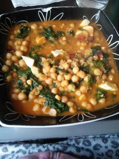 Una foto de Garbanzos con espinacas, chorizo de pavo y huevo cocido