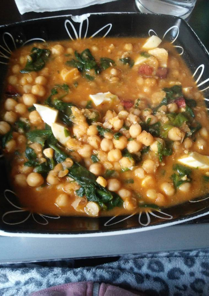 Una foto de Garbanzos con espinacas, chorizo de pavo y huevo cocido