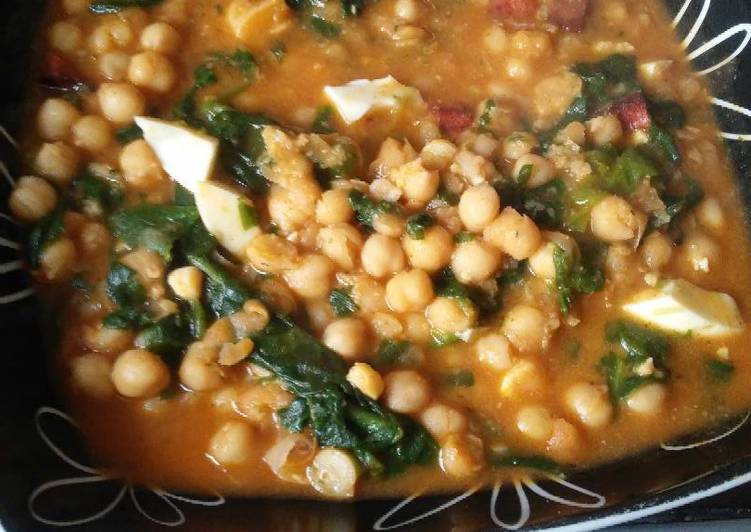 Garbanzos con espinacas, chorizo de pavo y huevo cocido Receta de María