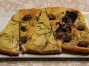 Una foto di focaccia olive