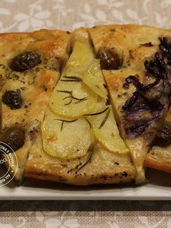 Foto di Focaccia con cipolla, olive e patate