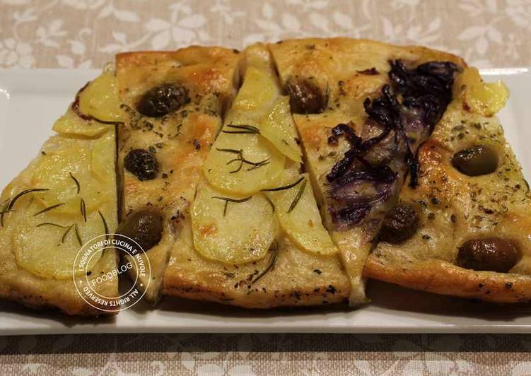 Focaccia con cipolla, olive e patate