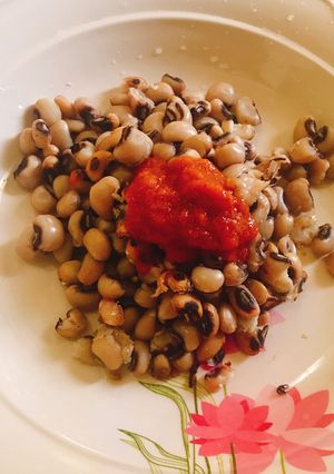 A picture of Peppersauce and boiled beans.