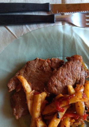 Una foto de Churrasquitos criollos con papas
