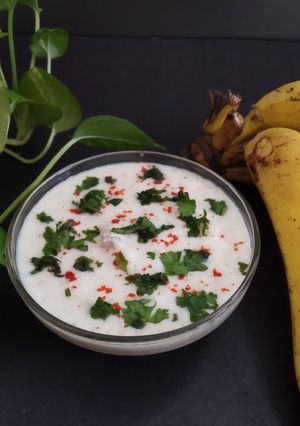 કેળા નું રાઇતું (Kela Raita Recipe In Gujarati) રેસીપી મુખ્ય ફોટો