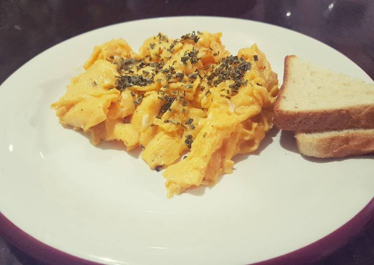 Step-by-Step Guide to Prepare Homemade Scrambled eggs