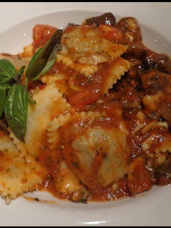 Una foto de Ravioles con tomate y champignon