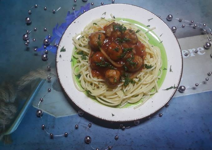 Спагетти с фрикадельками и соусом болоньезе