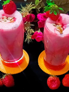 સ્ટ્રોબેરી ફાલુદા આઇસ્ક્રીમ લસ્સી (Strawberry Falooda Icecream lassi Recipe In Gujarati) રેસીપી મુખ્ય ફોટો