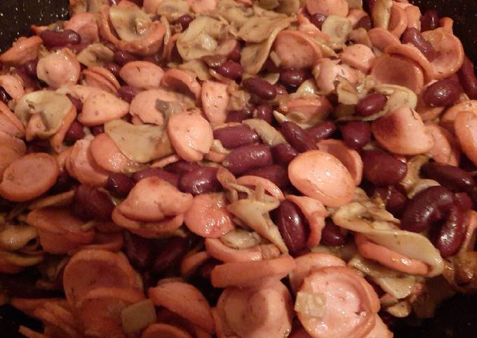 Сытный ужин (сосиски, грибы, фасоль)