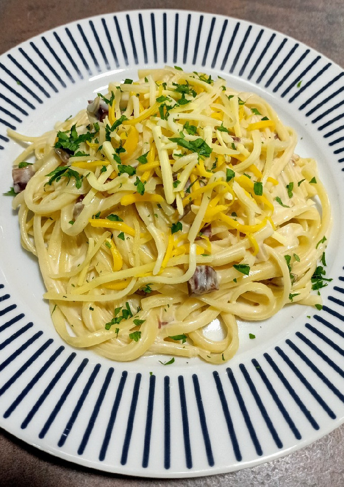 Una foto de Tallarines en salsa de queso con ibérico