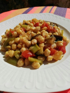 Una foto de Garbanzos con verduras asadas y mandarina