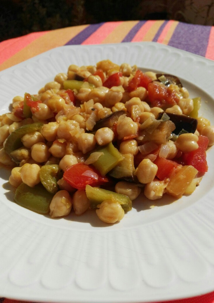 Una foto de Garbanzos con verduras asadas y mandarina