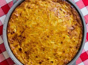 Una foto de Torta de cebolla y queso de búfala 🧅🐃con harina de trigo sarraceno, sin gluten ⬆️ proteínas ⬇️ carbos