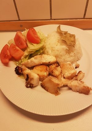 Una foto de Arroz jasmine saborizado con hoja de lima y rødfisk encebollado