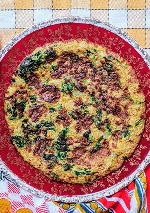 Una foto de Tortilla de lunes con ensalada del domingo 😅♻️Tortilla, receta comodín por excelencia 🐴