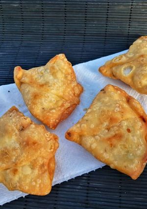 A picture of Alu ka samosa.