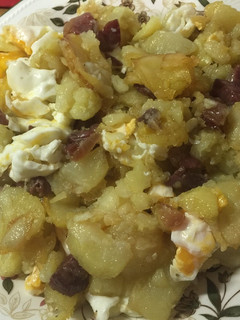 Una foto de Patatas a lo pobre con jamón Ibérico y huevos rotos