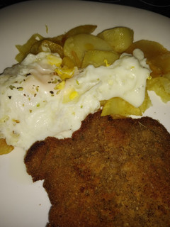 Una foto de Milanesas con Papas fritas & huevo