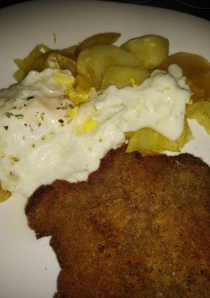 Una foto de Milanesas con Papas fritas & huevo