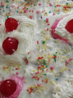 Una foto de Tarta de bizcocho de chocolate con crema chantillí