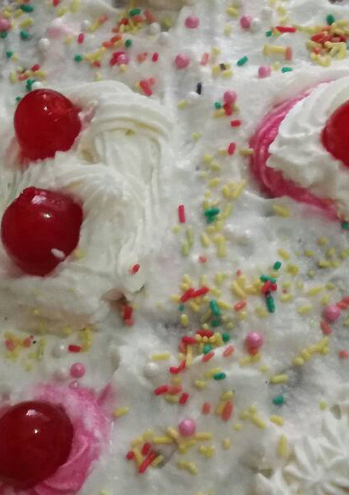 Una foto de Tarta de bizcocho de chocolate con crema chantillí