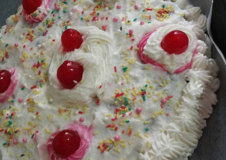 Tarta de bizcocho de chocolate con crema chantillí