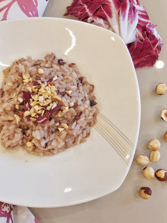 Foto di Risotto al radicchio con salsiccia e nocciole tostate