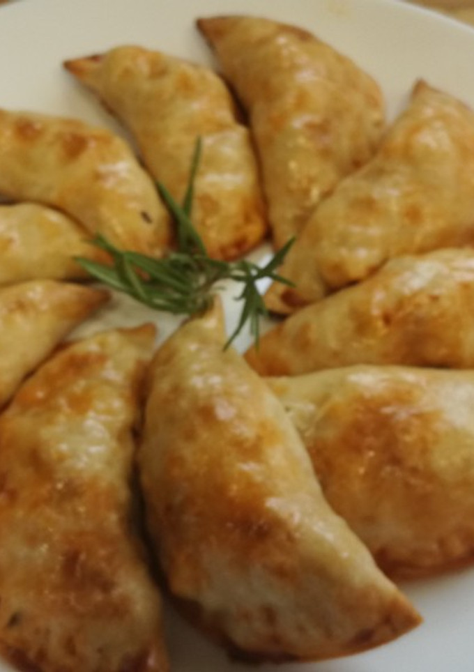 Una foto de Samosas de patatas y carne