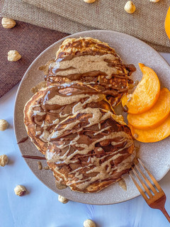 Una foto de Tortitas 3 ingredientes con chocolate y crema de avellanas
