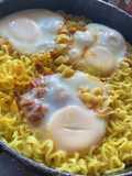 Ramen con huevo y curry