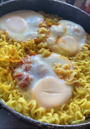 Una foto de Ramen con huevo y curry