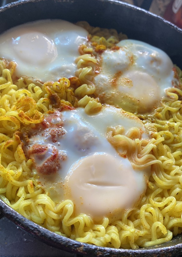 Una foto de Ramen con huevo y curry