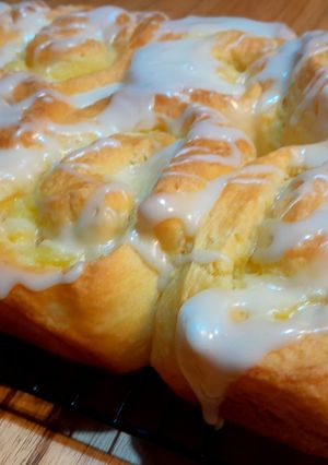 Una foto de Rollos de Limón🍋con glasé de queso crema