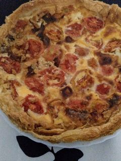 Una foto de Tarta hojaldre de tomate y queso