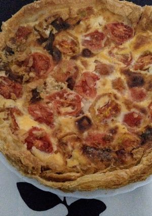 Una foto de Tarta hojaldre de tomate y queso
