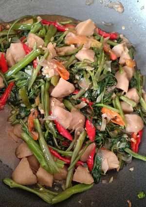 Foto resep Tumis Kangkung Bakso Pedes Gurih